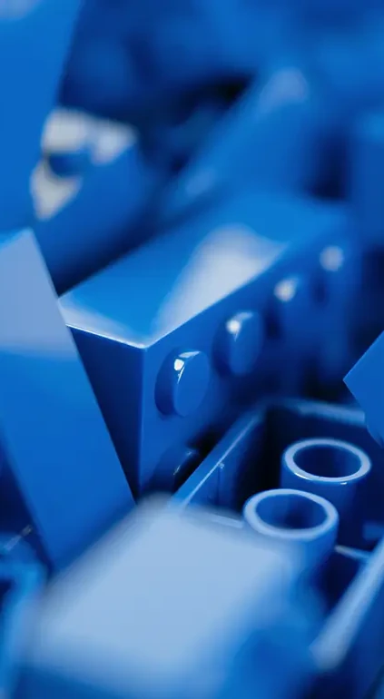 Blaue BlueBrixx-Klemmbausteine in Nahaufnahme